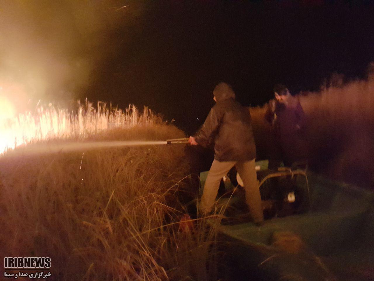 آتش 30 هکتار از نیزارهای زریبار را خاکستر کرد+ فیلم