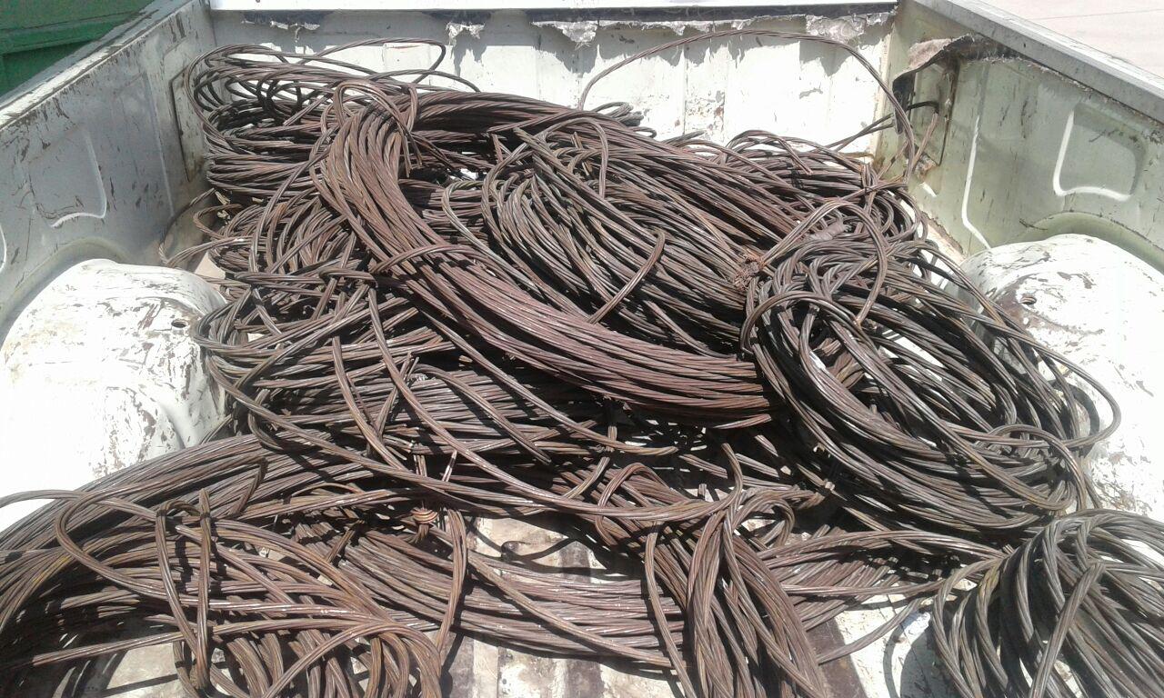 دستگیری سارقان سیم های برق در عنبرآباد دستگیری سارقان سیم های برق در عنبرآباد