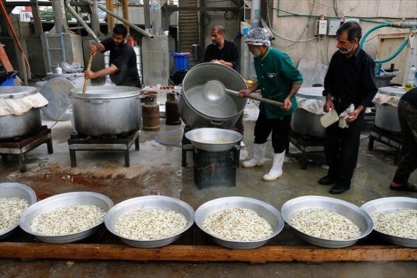 پخت روزانه ۶ هزار پرس غذای گرم در مناطق سیل زده پخت روزانه ۶ هزار پرس غذای گرم در مناطق سیل زده
