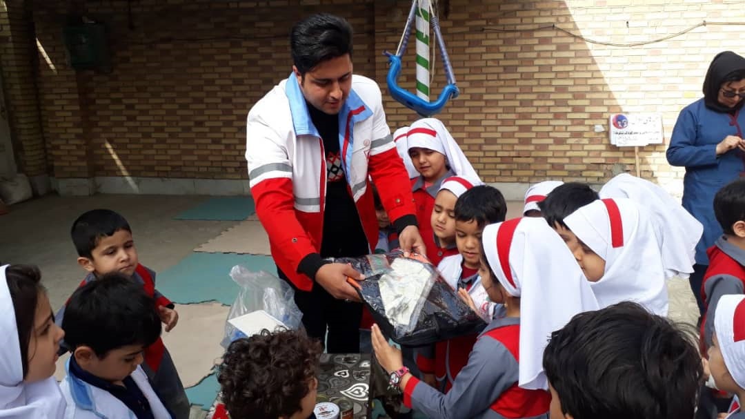 ارسال کمکهای مهدکودک و پیش دبستانی بافق به مناطق سیل زده ارسال کمکهای مهدکودک و پیش دبستانی بافق به مناطق سیل زده