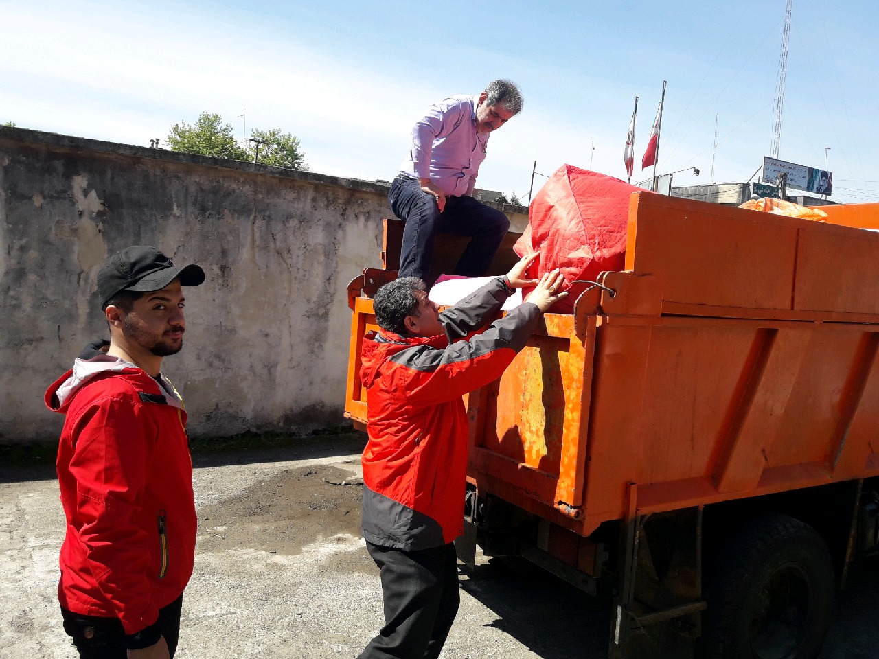 ارسال چهارمین محموله کمک‌های مردم لاهیجان به مناطق سیل زده