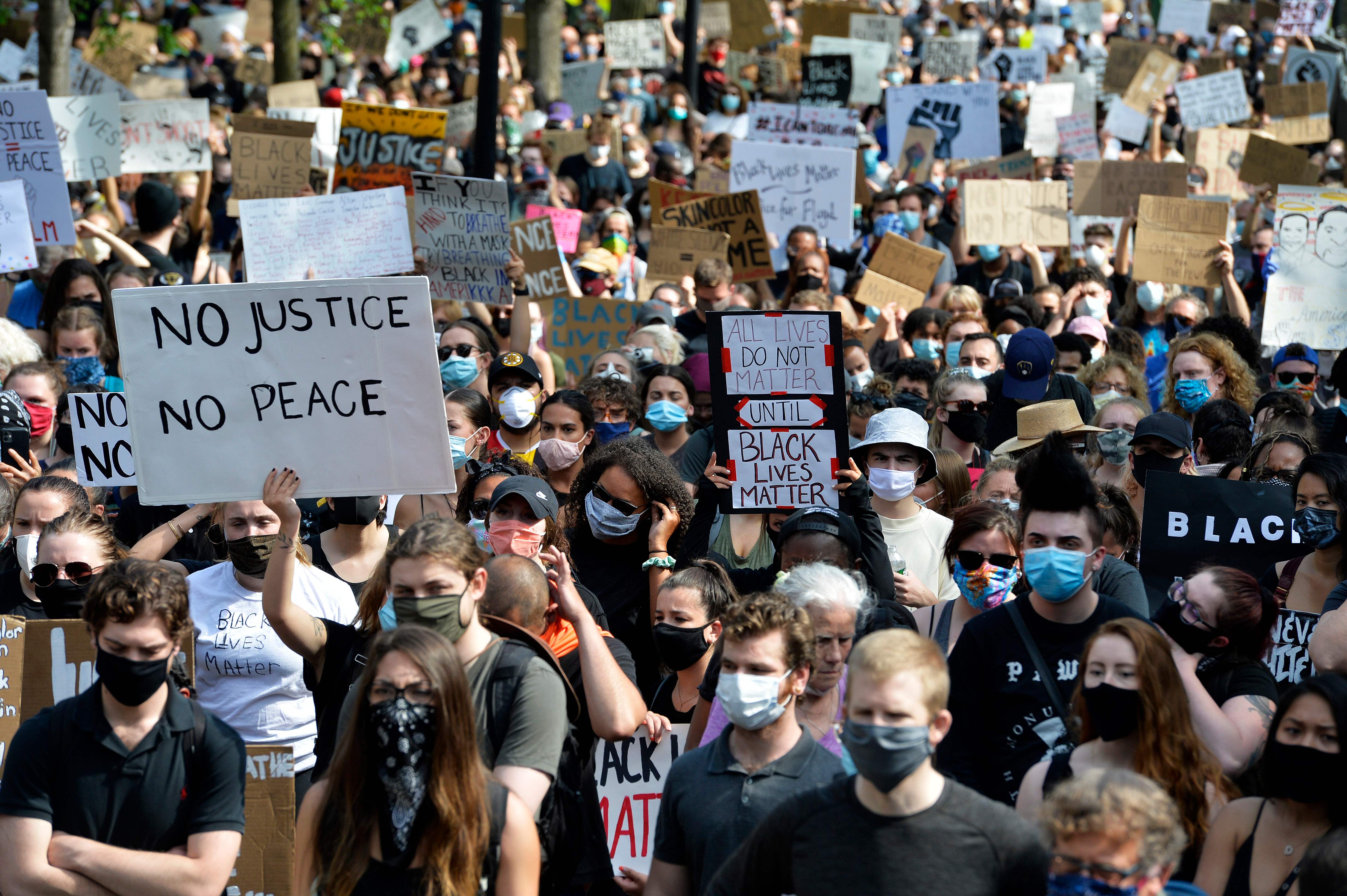 پاسخ تکان دهنده و خودجوش آمریکاییها به تهدیدات ترامپ پاسخ تکان دهنده و خودجوش آمریکاییها به تهدیدات ترامپ