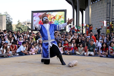 بهره&zwnj;گیری از شیوه&zwnj;های نو در مواجهه با مخاطب در تئاتر خیابانی