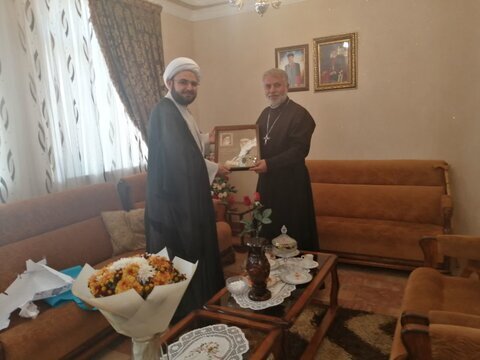 ابلاغ پیام تبریک نماینده ولی فقیه در بنیاد مسکن به کشیش کلیسای شرق آشوردر ارومیه ابلاغ پیام تبریک نماینده ولی فقیه در بنیاد مسکن به کشیش کلیسای شرق آشوردر ارومیه