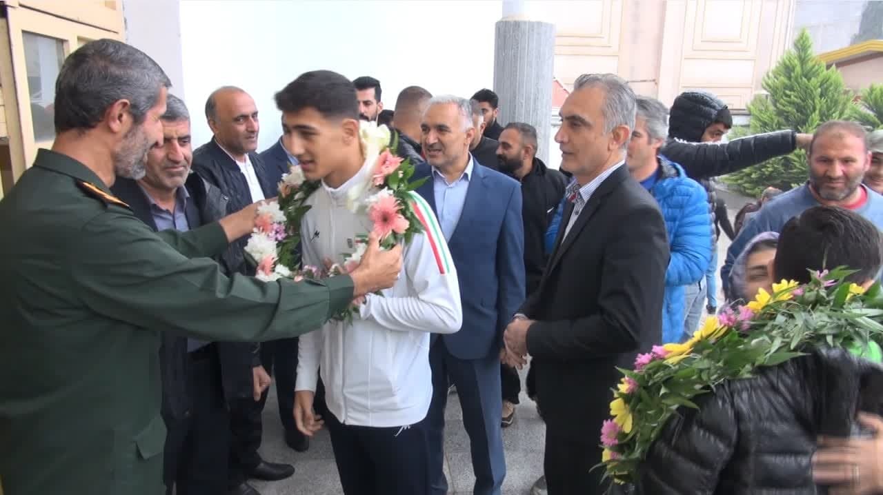 استقبال از قهرمانان کشتی دانش‌آموزی جهان در عباس آباد