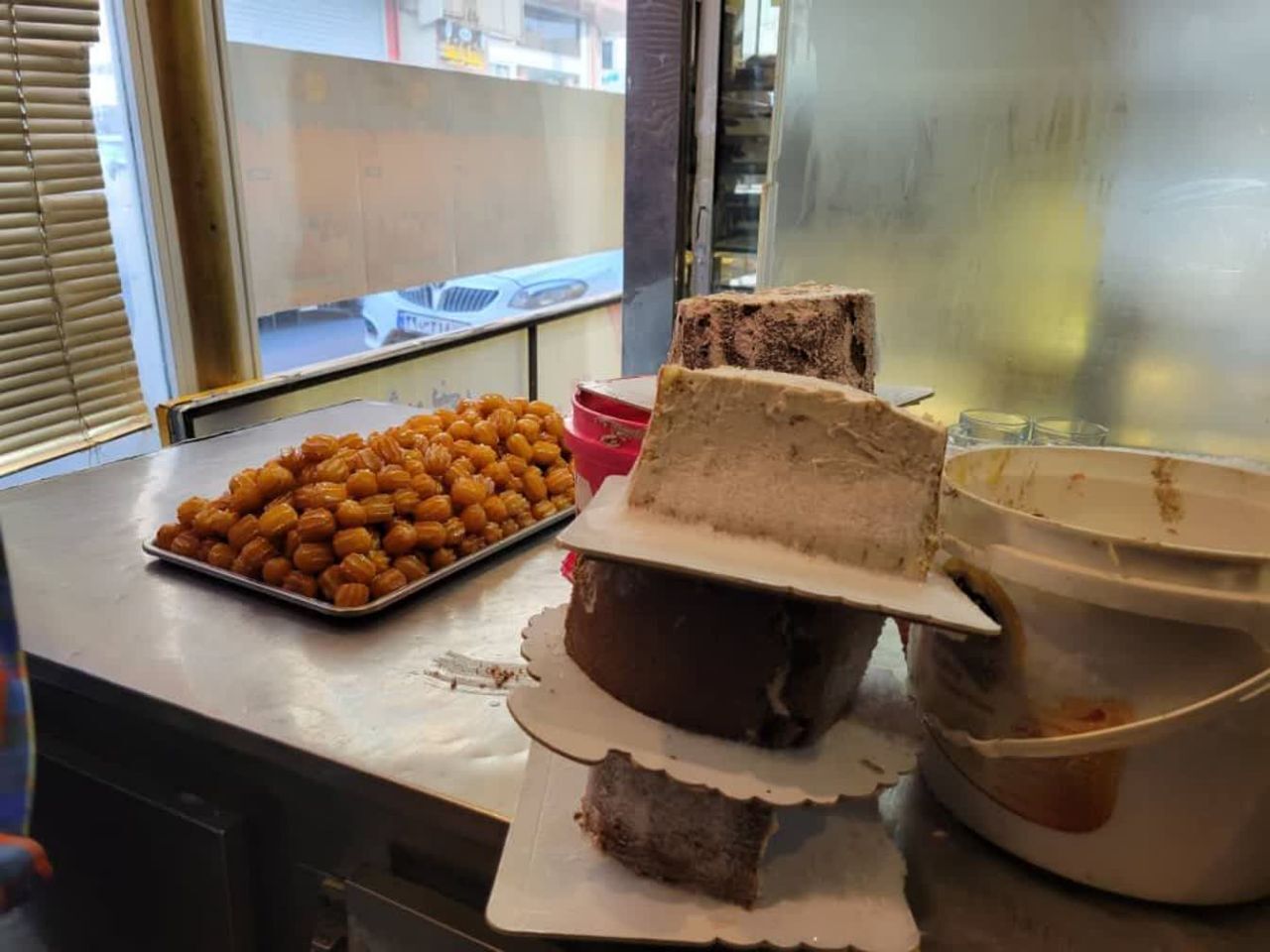 کشف و معدوم‌سازی بیش از ۲۰۰ کیلوگرم شیرینی در کرج