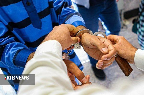 دستبند پلیس بر دستان سارق گوشی‌های تلفن همراه