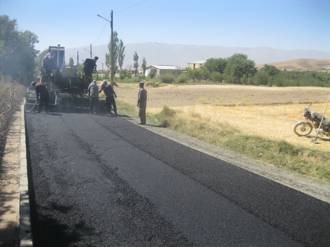 اجرای آسفالت در بیش از ۷۰ درصد معابر خاکی روستای قشلاق انوچ ملایر