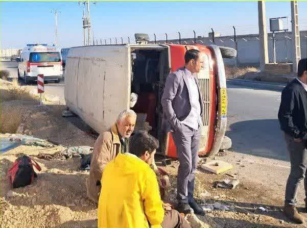 واژگونی یک دستگاه مینی بوس حامل کارگران ساختمانی درگلبهار
