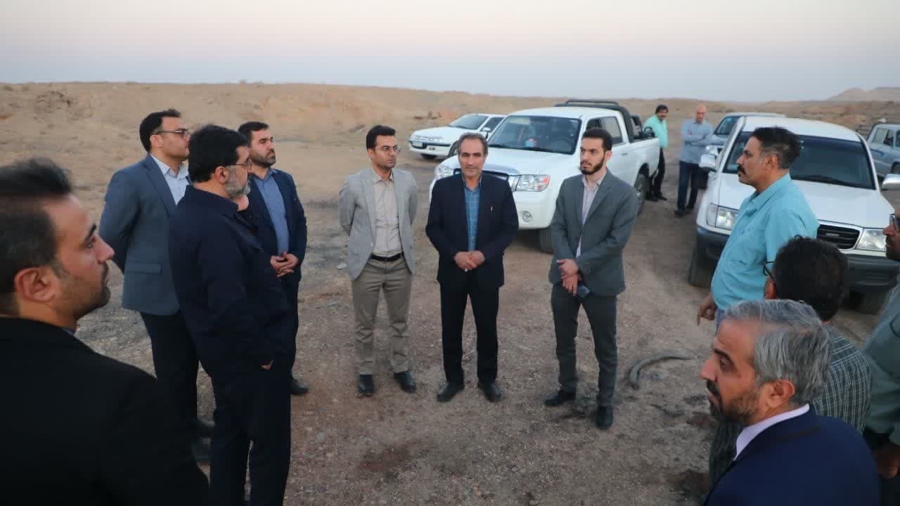 بازدیداستاندار قم از محل احداث نیروگاه خورشیدی در جاده قم به گرمسار بازدیداستاندار قم از محل احداث نیروگاه خورشیدی در جاده قم به گرمسار