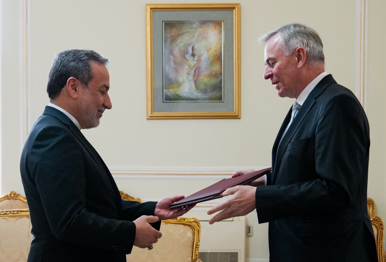 سفیر جدید اتریش رونوشت استوارنامه خود را تسلیم وزیر امور خارجه کشورمان کرد سفیر جدید اتریش رونوشت استوارنامه خود را تسلیم وزیر امور خارجه کشورمان کرد