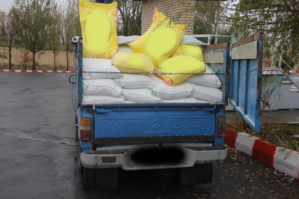 توقیف وانت نیسان حامل آرد قاچاق در دشت آزادگان توقیف وانت نیسان حامل آرد قاچاق در دشت آزادگان