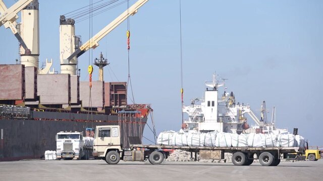 ورود ۱۶ فروند کشتی حامل کالای اساسی به بندر چابهار ورود ۱۶ فروند کشتی حامل کالای اساسی به بندر چابهار