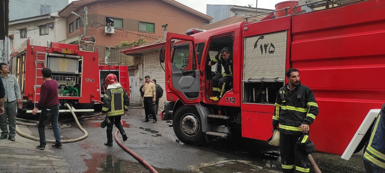 مهار آتش‌سوزی سقف ۳ ساختمان مسکونی در رشت